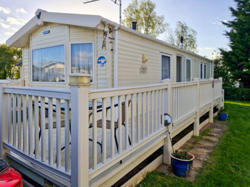Willerby Rio 2014 static caravan + decking at Allhallows, Kent. Great condition