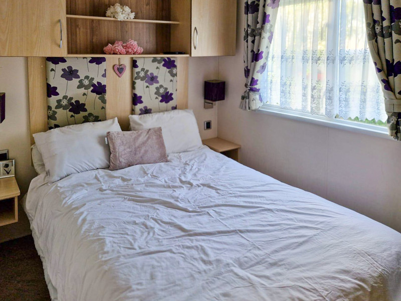 Willerby Rio 2014 static caravan + decking at Allhallows, Kent. Great condition